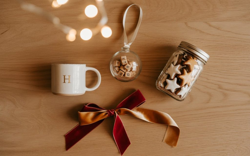 presentes personalizados de natal artesanais com caneca, pote de biscoitos e enfeite