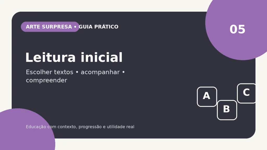 Fotografia editorial realista de adulto brasileiro lendo ao lado de uma criança em início de alfabetização, livro infantil aberto com texto curto e ilustrações, dedo acompanhando discretamente a linha, ambiente calmo, expressão de concentração sem pressão, luz natural, horizontal 16:9, sem marcas ou texto sobreposto.