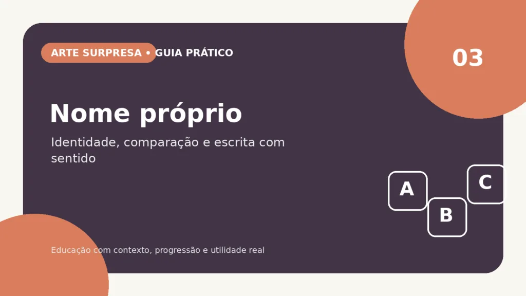 Fotografia editorial realista de criança brasileira montando o próprio nome com letras móveis coloridas ao lado de professora, mesa organizada, crachá com nome fictício ilegível, ambiente acolhedor de educação infantil, foco nas mãos e materiais, luz natural, horizontal 16:9, sem texto sobreposto.