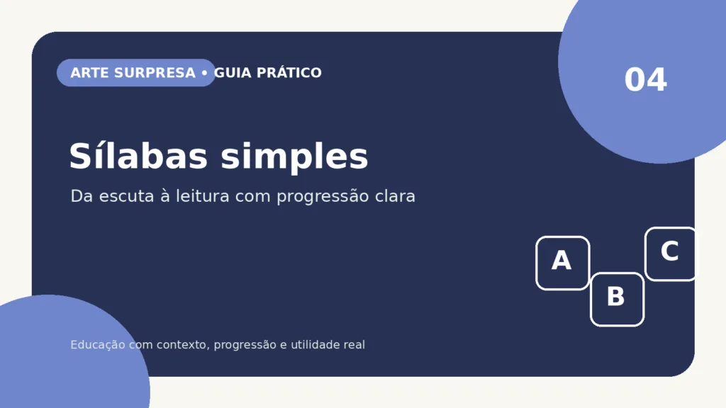 Fotografia editorial realista de professora e criança brasileira organizando cartões silábicos para formar palavras simples como casa e bola, mesa clara, cartões grandes legíveis sem marcas comerciais, ambiente escolar acolhedor, luz natural, horizontal 16:9, sem texto sobreposto.